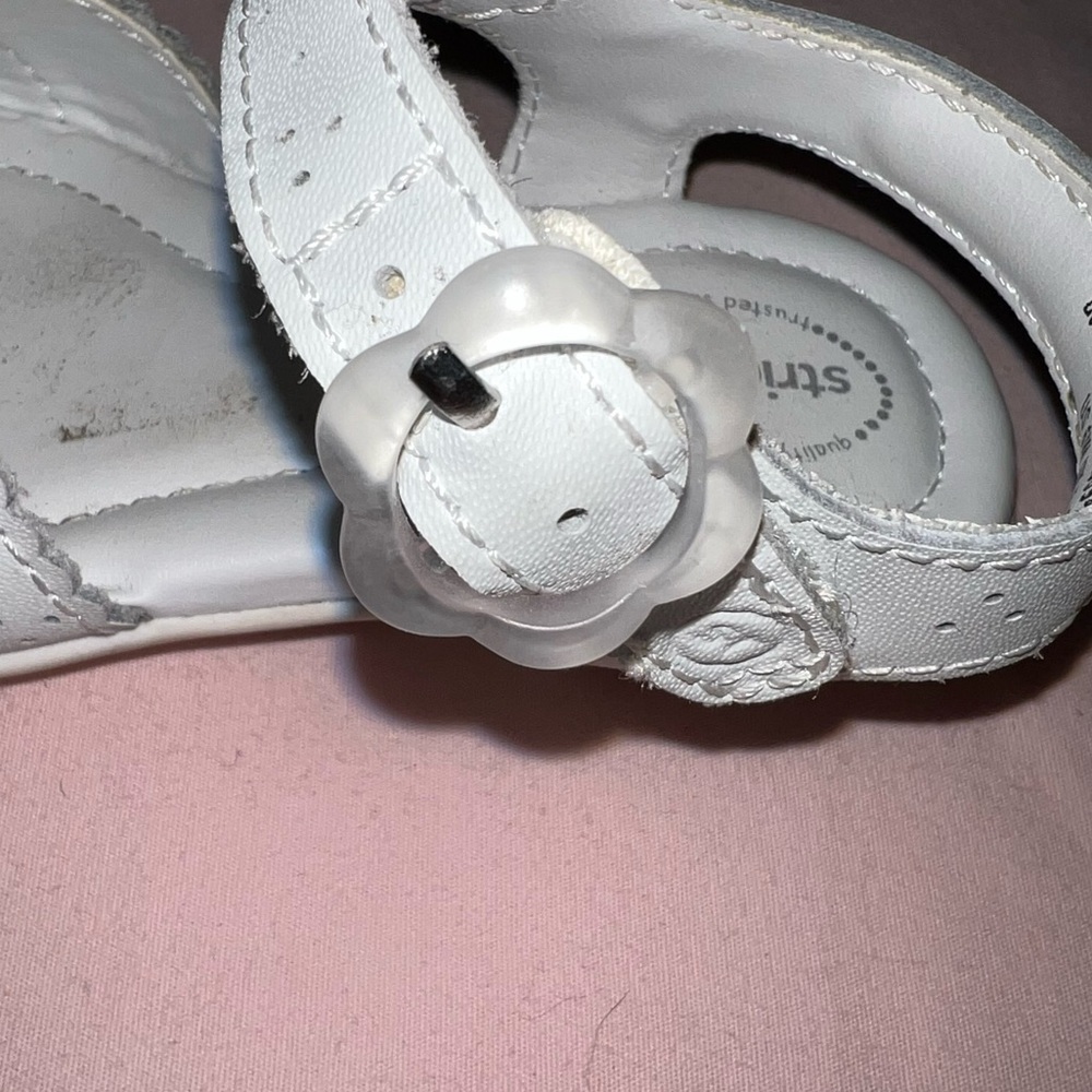 Stride Rite Butterscotch Girl’s White Sandals Just In Time For Spring - Picture 3 of 6